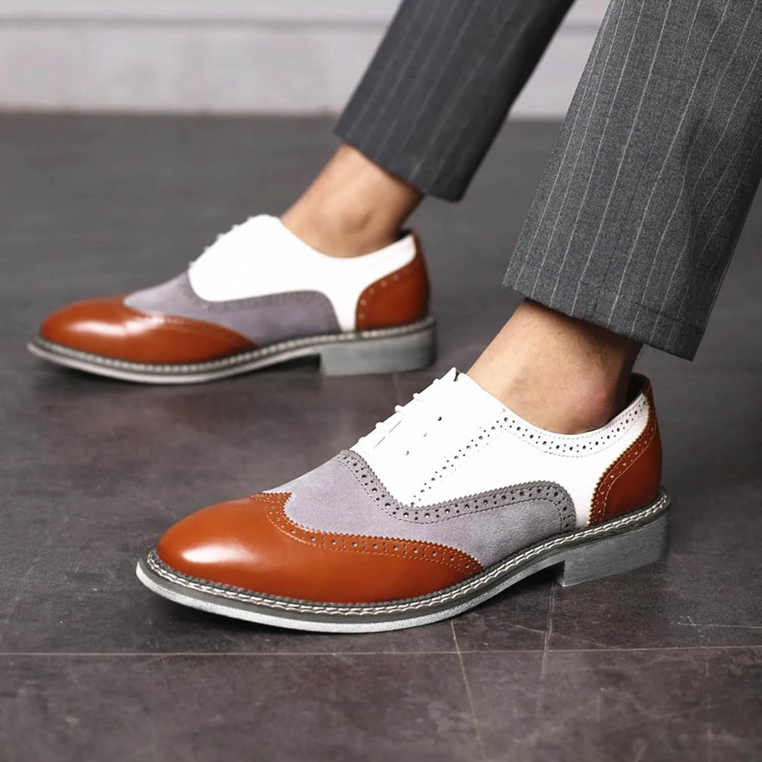 Men's Two Tone Patchwork Brogue Oxfords Shoes Fashion Classic Round-Toe Lace Up Low Top Leather Dress Shoes Hand Stitched Business Formal Derby Shoes